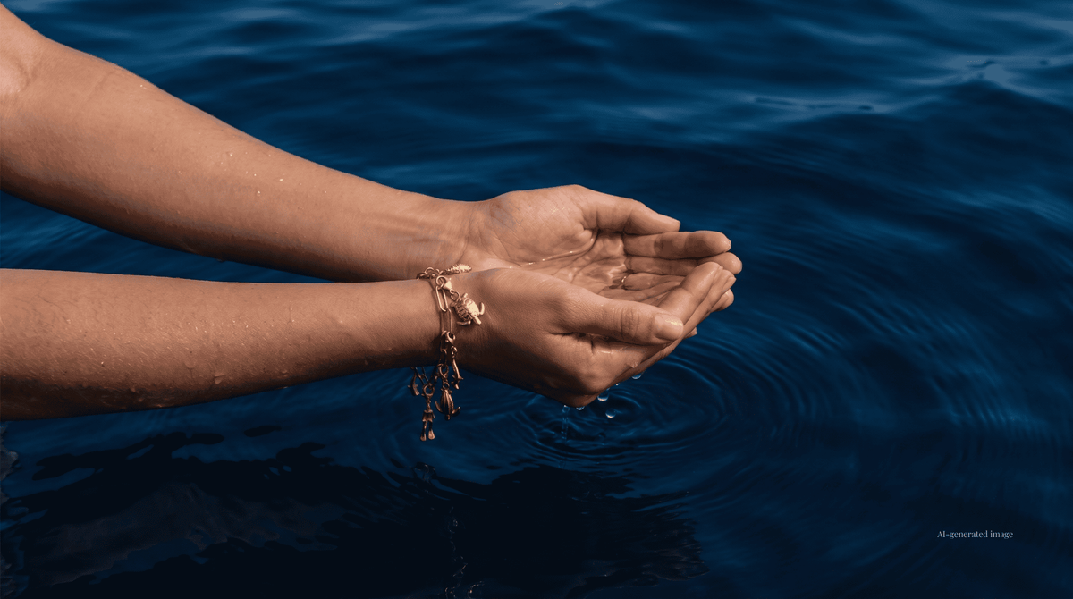 Armband von BELOW WAVES am Handgelenk einer Frau die Wasser in den Händen hält. Die Hände sind ein paar cm über der Wasseroberfläche. Dieses Bild wurde mit KI erstellt